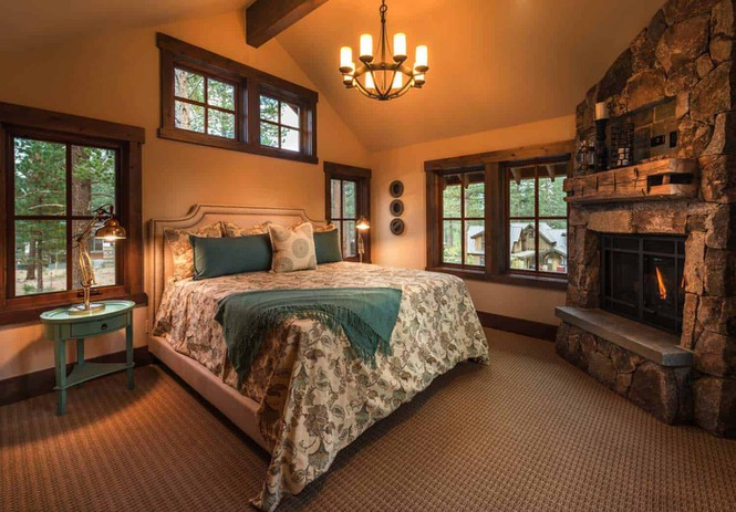 Phòng ngủ ấm cúng và thoáng đãng với lò sưởi như truyện cổ tích.