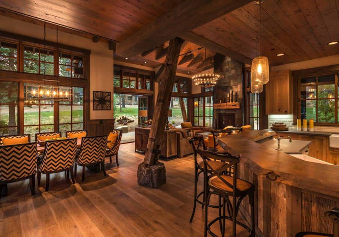 Nơi nấu ăn bằng gỗ mộc mạc nhưng không kém sang trọng.