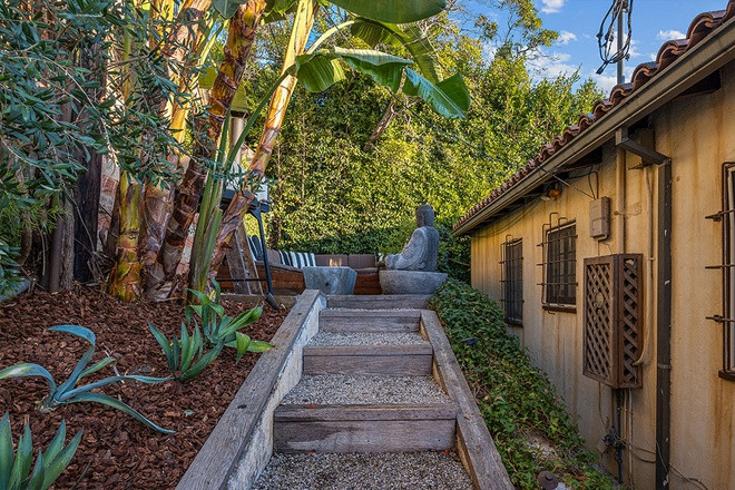 Căn biệt thự được xây vào những năm 1930, mang những đường nét kiến trúc cổ điển, có diện tích gần 270 m2 với 4 phòng ngủ và 3 phòng tắm.