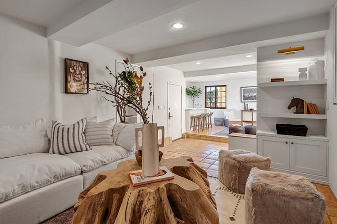 Phòng gia đình được thiết kế ấm áp, tạo cảm giác gần gũi. Một quầy bar thu nhỏ được bài trí trong một góc của căn phòng này.