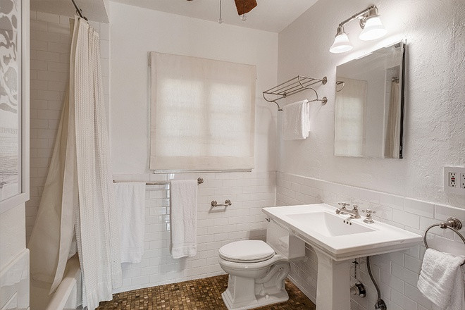 Các phòng tắm mang tông màu trắng chủ đạo với đầy đủ các tiện nghi cao cấp cần thiết.