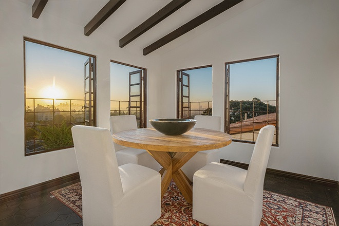 Một căn phòng nhỏ nhắn được bài trí đơn giản, rất lý tưởng cho việc uống trà và ngắm cảnh.