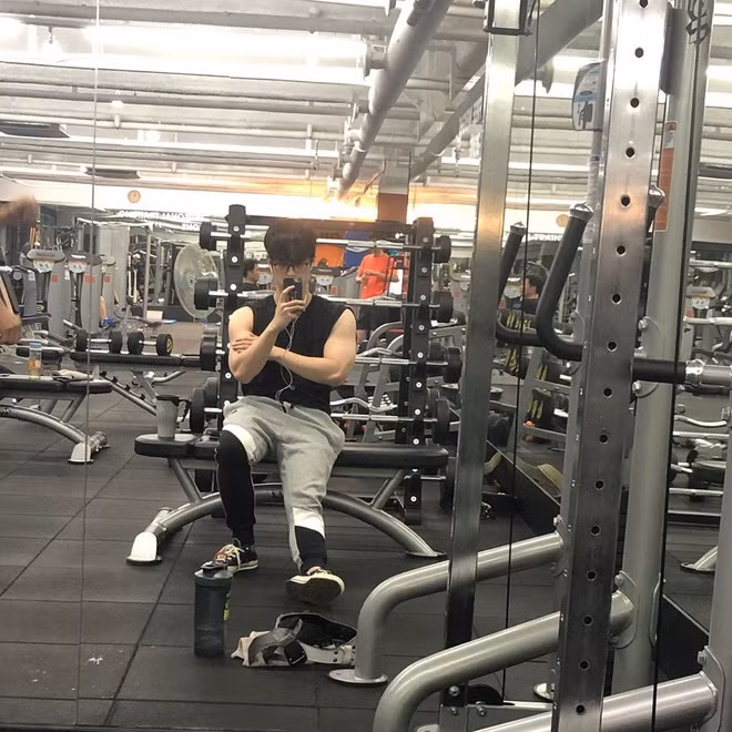 Trước đó, trên trang cá nhân, Bot-No-Jam check-in khoe hình ảnh tập luyện chăm chỉ trong phòng gym.