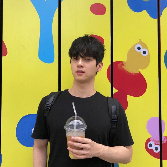 Bot-No-Jam hiện là vlogger có tiếng tại Hàn Quốc. Dù chỉ ngồi im học bài trong những video kéo dài tận 6 tiếng đồng hồ trong series Study with me, anh vẫn khiến người ta bị cuốn vào và chăm chú theo dõi.