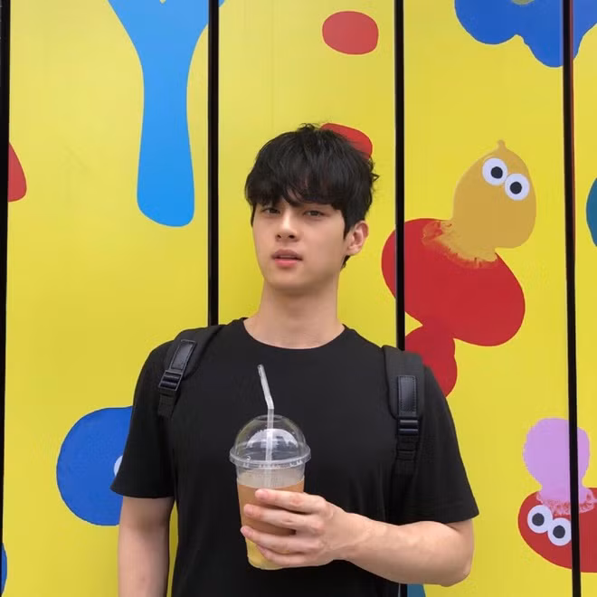 Bot-No-Jam hiện là vlogger có tiếng tại Hàn Quốc. Dù chỉ ngồi im học bài trong những video kéo dài tận 6 tiếng đồng hồ trong series Study with me, anh vẫn khiến người ta bị cuốn vào và chăm chú theo dõi.