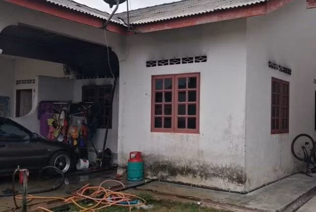 De con 10 thang tuoi o nha mot minh, me chet lang khi quay tro ve