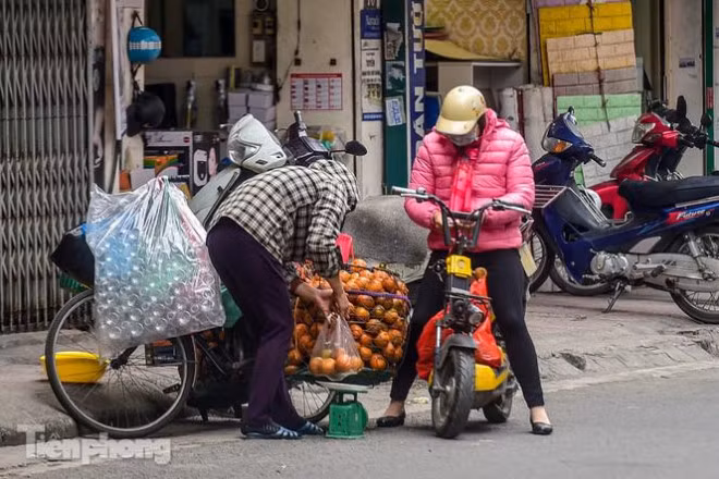Tại các con phố An Trạch, Hào Nam.. những chiếc xe với giỏ chở đầy cam thường xuyên xuất hiện thời dịch Covid-19.