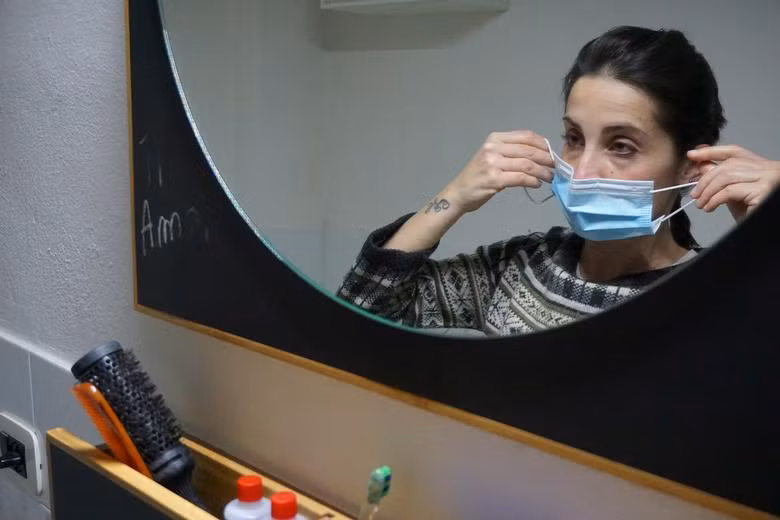 Cô chỉ được tháo khẩu trang khi ăn hoặc vệ sinh cá nhân