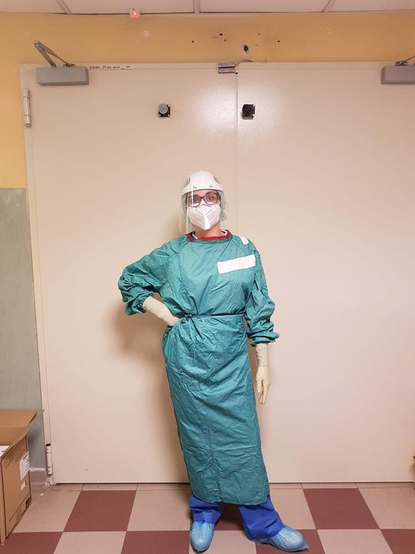 Cecilia Bartalena đã mặc xong đồ bảo hộ để chuẩn bị khám cho bệnh nhân. Cô cho biết mỗi ca trực kéo dài 6 tiếng. Do mặc nhiều lớp đồ bảo hộ nên các bác sĩ không thể ăn, uống, đi vệ sinh, rất khó chịu.