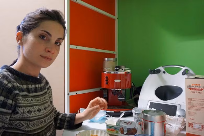 Cecilia Bartalena ăn vội bữa sáng trước khi đến bệnh viện làm việc. Trong những ngày qua, cô gần như không có thời gian nghỉ ngơi khi số ca nhiễm COVID-19 tăng liên tục