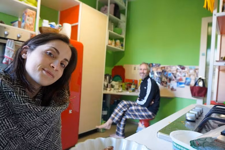 Nữ bác sĩ chỉ ngồi từ xa để chụp ảnh selfie với ông xã - anh Lorenzo Marianelli - một nhạc sĩ người Ý. Từ khi bắt tay vào việc phòng, chống dịch, Cecilia Bartalena đã ngủ riêng, sử dụng nhà tắm riêng, ăn ở khu vực riêng trong nhà, nhưng nỗi sợ hãi vẫn đi theo cô như cái bóng. "Tôi luôn cảm thấy bị bẩn và không muốn giao tiếp với mọi người. Khi đi đường gặp một ai đó tôi cũng có cảm giác sợ. Khi đi cầu thang gặp người hàng xóm, tôi cũng sẽ chạy thật nhanh. Sau khi trở về từ bệnh viện, tôi luôn thực hiện việc khử trùng, tắm rửa sạch sẽ nhưng dường như mọi thứ chưa bao giờ là đủ để tôi cảm thấy an tâm", nữ bác sĩ chia sẻ.