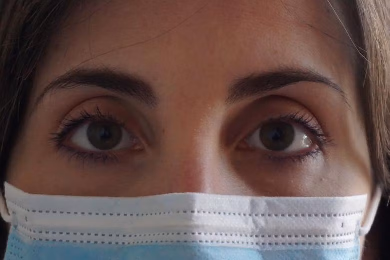 Ở bệnh viện hay về nhà, nữ bác sĩ cũng phải liên tục đeo khẩu trang