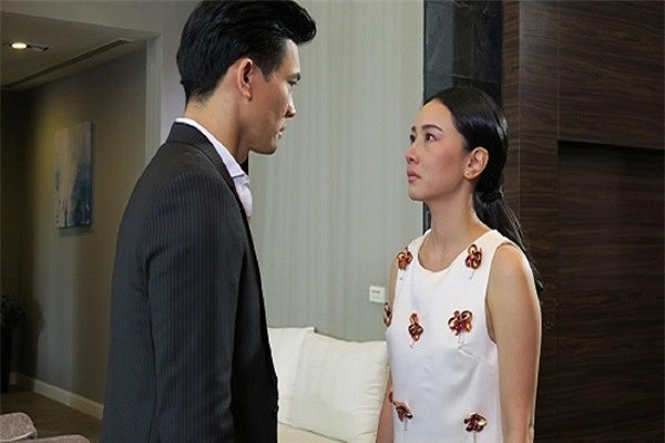 Bat gap chong om chat thu ky rieng trong phong lam viec