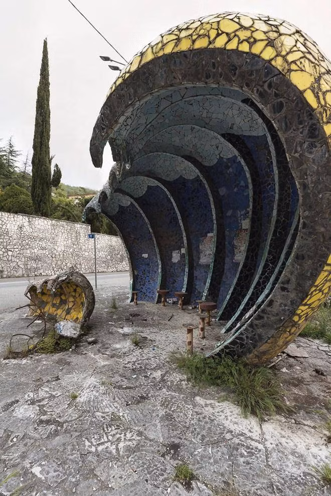 Những trạm xe bus độc đáo này có dọc trên các đường cao tốc.