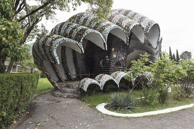 Một người đàn ông đã chịu trách nhiệm cho những thiết kế tuyệt vời này, đó là kiến trúc sư, họa sĩ, nhà điêu khắc Zurab Tsereteli.