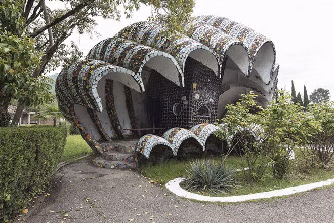 Một người đàn ông đã chịu trách nhiệm cho những thiết kế tuyệt vời này, đó là kiến trúc sư, họa sĩ, nhà điêu khắc Zurab Tsereteli.