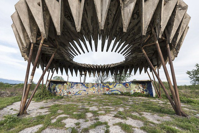 Ngày trước, người dân địa phương đã ngạc nhiên và phản ứng vì phong cách, sự sáng tạo này bởi nó quá tây.