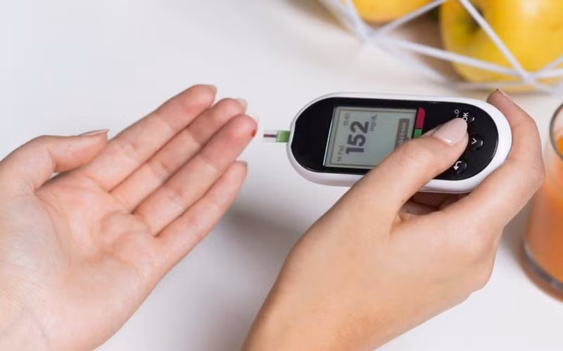 Kiểm soát đường huyết và ngăn ngừa tiểu đường: Hợp chất lưu huỳnh có trong hành lá giúp giảm lượng đường trong máu do đó ngăn ngừa bệnh tiểu đường.