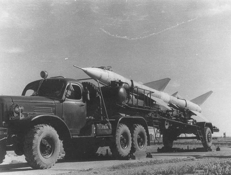 SA-2 là cái tên đã quá quen thuộc. Đây là huyền thoại tên lửa phòng không trên thế giới do Liên Xô sản xuất, phục vụ ở khắp mọi nơi cả ở Liên Xô và bên ngoài, tham gia nhiều cuộc chiến tranh hơn bất kỳ loại tên lửa tương tự nào. Đặc biệt, ở Việt Nam, tên lửa SA-2 là “cơn ác mộng” khủng khiếp nhất với không lực Hoa Kỳ. Nguồn ảnh: English Russia