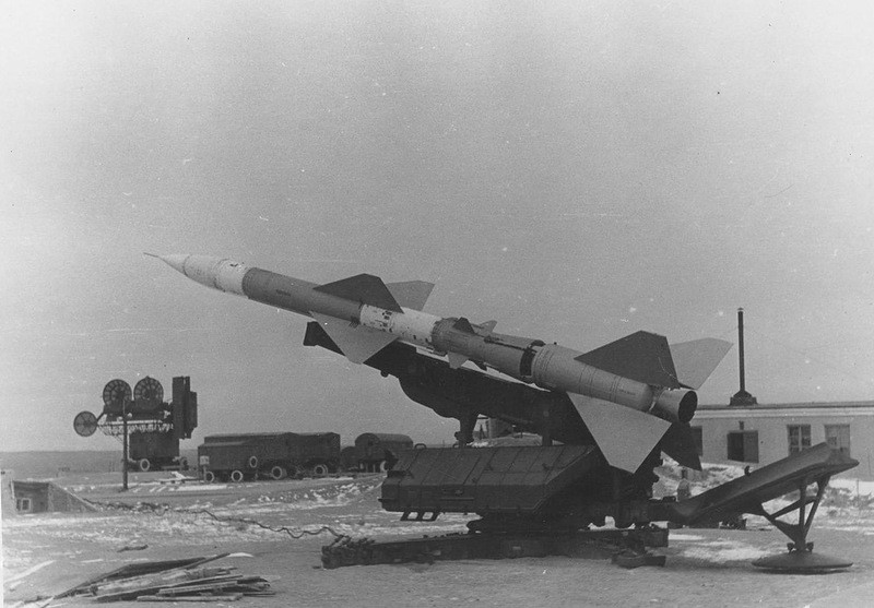 Phiên bản hạt nhân SA-2 này có rất ít thông tin được công bố. Theo một số tài liệu, NATO định danh phiên bản này là SA-2E với các thành phần cơ bản tương tự phiên bản thông thường gồm các bệ phóng và đài radar điều khiển hỏa lực SNR-75. Thay đổi lớn nhất chủ yếu nằm ở đạn tên lửa mang đầu đạn hạt nhân. Nguồn ảnh: English Russia