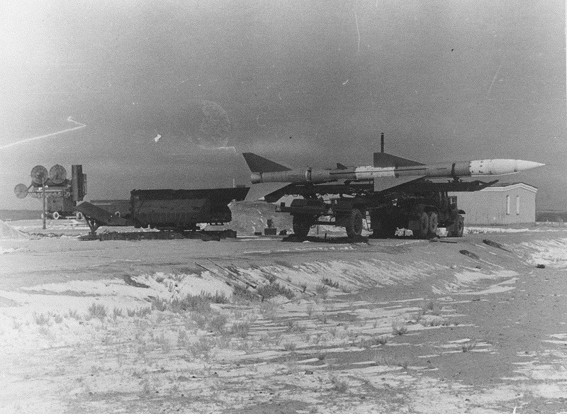 Nạp đạn tên lửa SA-2 vào bệ phóng. Nguồn ảnh: English Russia