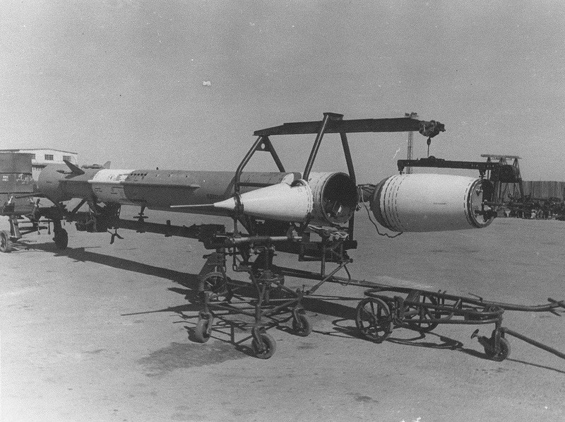 Nạp đầu đạn hạt nhân vào thân quả tên lửa SA-2. Nguồn ảnh: English Russia