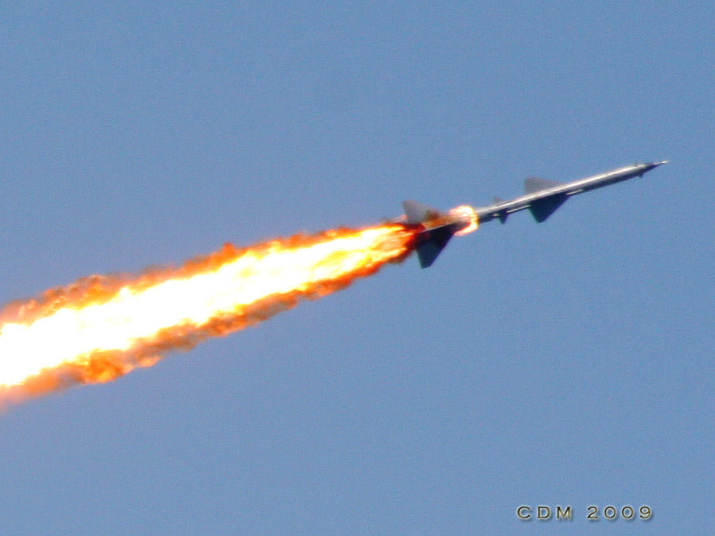 Tất nhiên là chắc chắn kíp chiến đấu sẽ không điên rồ dùng SA-2 mang đầu đạn nguyên tử đánh chặn mục tiêu ở tầm bay thấp, mà thường hướng tới mục tiêu ở tầm bay cao, giá trị lớn như máy bay ném bom chiến lược B-52. Nguồn ảnh: Simhq