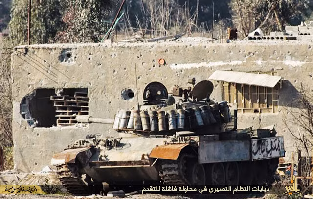 Các kiểu độ chế cũng không thống nhất mà như kiểu “mạnh ai nấy làm, thân ai nấy lo”. Trong ảnh, xe tăng T-55 được bọc thêm giáp quanh tháp pháo làm từ…vỏ đạn pháo đã qua sử dụng. Nguồn ảnh: Oryx