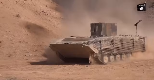 Chiếc BMP-1 này thậm chí còn không làm tháp pháo mà lắp thêm các tấm thép bố trí kiểu hình vuông không biết để làm gì. Nguồn ảnh: Oryx