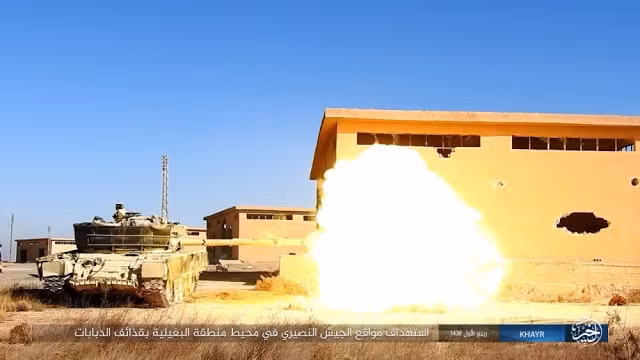 Trong ảnh, xe tăng T-62 được lắp giáp lồng quanh tháp pháo đang nã đạn vào mục tiêu Quân đội Syria. Nguồn ảnh: Oryx