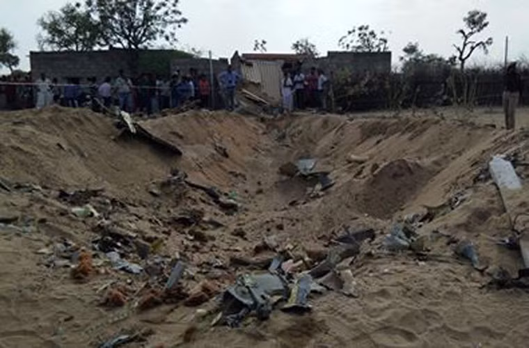 Theo người phát ngôn bộ quốc phòng Ấn Độ, "máy bay Sukhoi đã gặp nạn gần Barmer trong khi bay huấn luyện, cả hai phi công đã thoát ly an toàn". Thế nhưng, chiếc tiêm kích đã rơi trúng nhà dân gây ra một số thương vong trước khi nổ tan tành. Nguồn ảnh: ANI