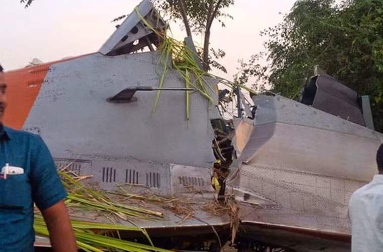 Ấn Độ hiện cũng là quốc gia có tỉ lệ tai nạn máy bay chiến đấu lớn nhất thế giới. Nếu như với dòng máy bay MiG-21/27, họ đổ lỗi cho việc khí tài cũ thì với Su-30MKI họ lại cho rằng động cơ AL-31F có vấn đề lớn kỹ thuật. Tuy nhiên, người Ấn nên nhìn thẳng vào sự thật, tìm chỗ yếu để sửa chữa thay vì tiếp tục kêu gào lỗi do nhà sản xuất. Bởi hiện nay, các dòng máy bay Su-30 được đánh giá là có độ tin cậy cao, an toàn, tỉ lệ tai nạn trên thế giới cũng rất thấp. Ngay cả dòng máy bay J-11 sao chép Su-27/30 của Trung Quốc cũng không có nhiều tai nạn bằng Su-30MKI. Nguồn ảnh: Global Military Review