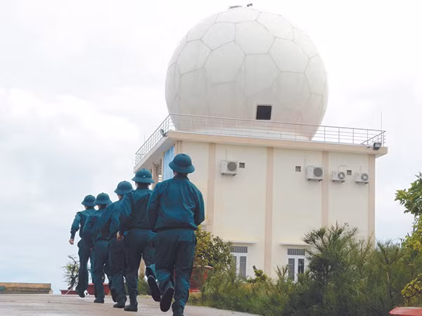 Theo báo Phòng không – Không quân, để đáp ứng yêu cầu, nhiệm vụ bảo vệ Tổ quốc trong tình hình hiện nay, Đảng, Nhà nước đã và đang quan tâm, đầu tư mua sắm cho quân đội nhiều loại khí tài ra đa mới như KOLCHUGA, 36D6M, ELM-2288ER, ELM-2084… Qua đó tăng cường đáng kể khả năng bảo vệ bầu trời của Quân chủng Phòng không – Không quân, báo động phát hiện sớm mọi mục tiêu “lạ”. Nguồn ảnh: Báo Phòng không – Không quân