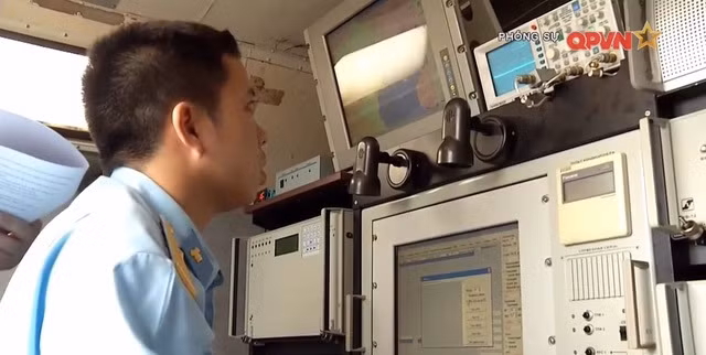 An-ten của radar có khả năng quét 360 độ, phạm vi tìm kiếm mục tiêu tới 480km với biến thể EL/M-2288 AD STAR. Trong khi, biến thể radar EL/M-2288ER mà Việt Nam đang sử dụng có phạm vi tìm kiếm mục tiêu 430km. Điểm mạnh của EL/M-2288 là nó có khả năng phát hiện mục tiêu với độ chính xác rất cao, đặc biệt là những mục tiêu nhỏ, tốc độ cao như tên lửa hành trình, tên lửa đạn đạo. Nguồn ảnh: Shephard Media