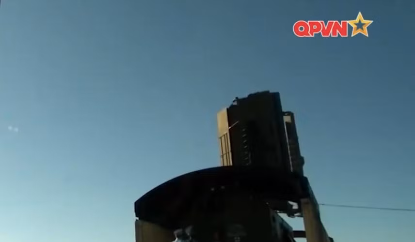 Ưu điểm của đài 36D6M là có khả năng kháng nhiễu chủ động và nhiễu bị động rất cao. Mục tiêu được xử lý qua thiết bị xử lý dữ liệu thô cho phép loại bỏ các mục tiêu giả trong môi trường lộn xộn. Tiếp đến bộ vi xử lý kỹ thuật số sẽ cho phép phát hiện mục tiêu một cách chính xác với đầy đủ 3 tham số. Radar có thể xử lý 120 mục tiêu cùng lúc, trong đó có 30-60 mục tiêu được xử lý trong chế độ tự động. Nguồn ảnh: Kênh QPVN