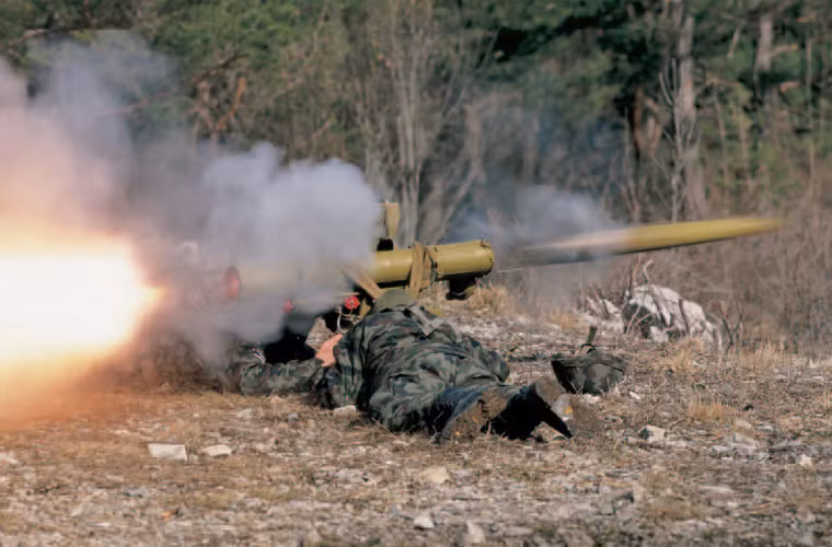 Hệ thống sử dụng một máy phát khí để đẩy tên lửa ra khỏi ống phóng - khí cũng thoát ra từ phía sau của ống phóng giống như kiểu của một súng không giật. Tên lửa bay ra khỏi ống phóng với vận tốc 80 m/s. Nó nhanh chóng tăng tốc lên tới 186 m/s bằng động cơ nhiên liệu rắn của mình. Tốc độ ban đầu làm giảm tầm sát thương của tên lửa, vì nó có thể được phóng trực tiếp đến mục tiêu, thay vì bắn theo đường vòng cung. Nguồn ảnh: Wikipedia