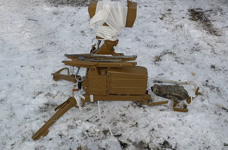 Bệ phóng 9P135 ngoài giá ba chân thì còn có hộp dẫn đường 9S541 và kính ngắm 9Sh119. Hệ thống có thể khóa và tiêu diệt mục tiêu đang di chuyển với vận tốc dưới 60 km/h. Thiết bị phóng có thể quay ngang 360 độ theo chiều ngang, và có góc nâng +/- 20 độ. Kính ngắm có khả năng phóng đại gấp 10 lần và tầm nhìn 5 độ. Có thể bắn 3 tên lửa trong mỗi phút từ thiết bị phóng. Nguồn ảnh: Wikipedia