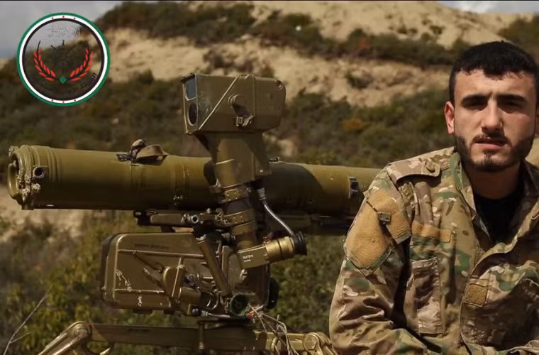 Tên lửa chống tăng Fagot là một trong những ATGM phổ biến của Quân đội Syria. Cho nên không có gì quá ngạc nhiên khi tìm hiểu nguồn gốc của Fagot trong tay FSA. Nguồn gốc của nó quá rõ ràng, không phải bí ẩn như các tổ hợp tên lửa TOW vốn do Mỹ sản xuất – cường quốc luôn thể hiện rõ tuyên bố chống khủng bố kịch liệt. Nguồn ảnh: SyriaL