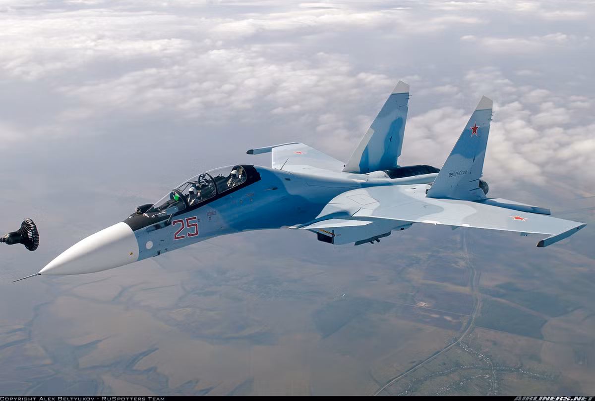 Tầm bay của máy bay Su-30SM lên tới 3.000km và có thể xa hơn như vậy với khả năng tiếp nhiên liệu trên không. Nguồn ảnh: Airlines.net
