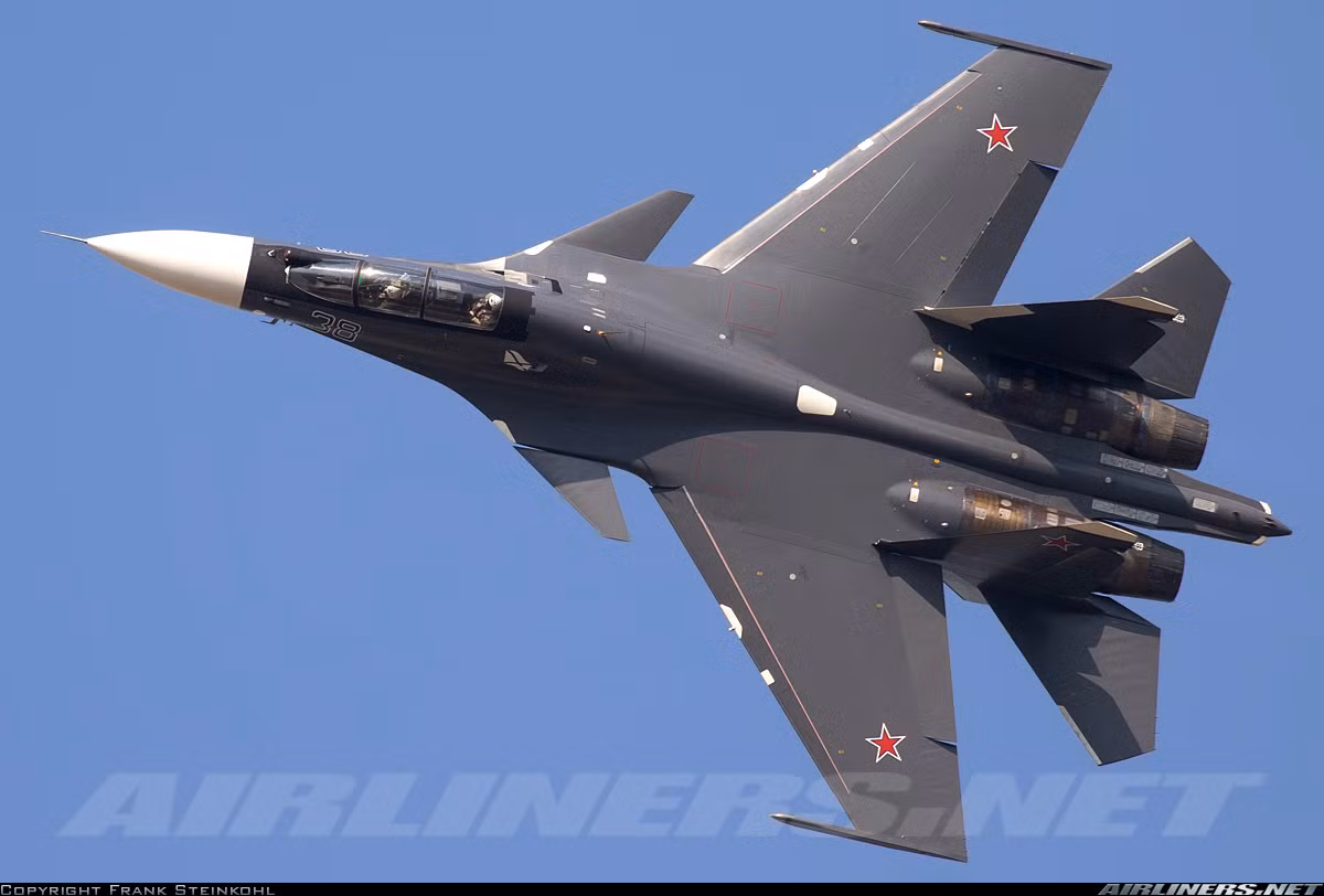 So với các phiên bản khác của dòng Su-30, Su-30SM nổi bật với khả năng cơ động tuyệt vời, hệ thống cảm biến tiên tiến bậc nhất, vũ khí đa dạng, hiện đại. Nguồn ảnh: Airlines.net
