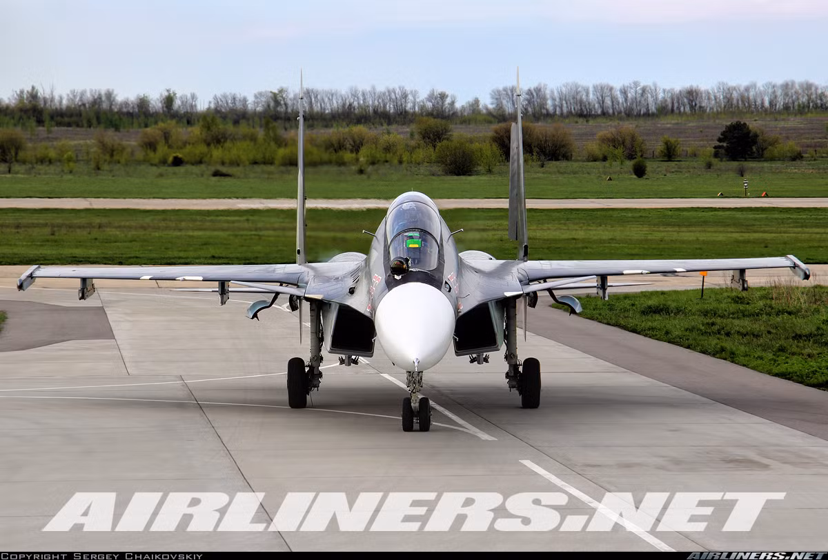 Chiến đấu cơ Su-30SM cũng là một trong những mẫu tiêm kích thế hệ 4++ mới nhất được trang bị cho Không quân Nga. Su-30SM là phiên bản dành cho Không quân Nga của dòng tiêm kích Su-30 vốn thường được Sukhoi OKB xuất khẩu cho các quốc gia trên thế giới, mà trong đó có cả Việt Nam (hai phiên bản Su-30MK và Su-30MK2). Nguồn ảnh: Airlines.net