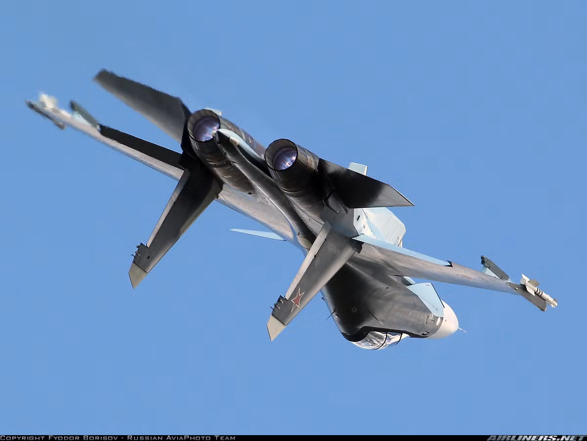 Trong ảnh, Su-30SM thực hiện động tác cơ động khó. Nguồn ảnh: Airlines.net