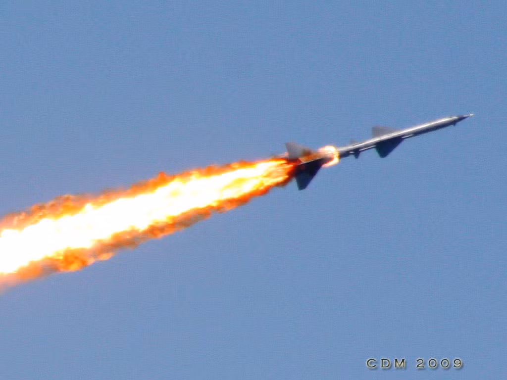 Tất nhiên là chắc chắn kíp chiến đấu sẽ không điên rồ dùng SA-2 mang đầu đạn nguyên tử đánh chặn mục tiêu ở tầm bay thấp, mà thường hướng tới mục tiêu ở tầm bay cao, giá trị lớn như máy bay ném bom chiến lược B-52. Nguồn ảnh: Simhq