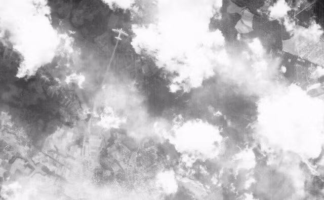 Máy bay ném bom B-17 của phi đoàn 490 đang lao xuống đất. Nguồn ảnh: WHO