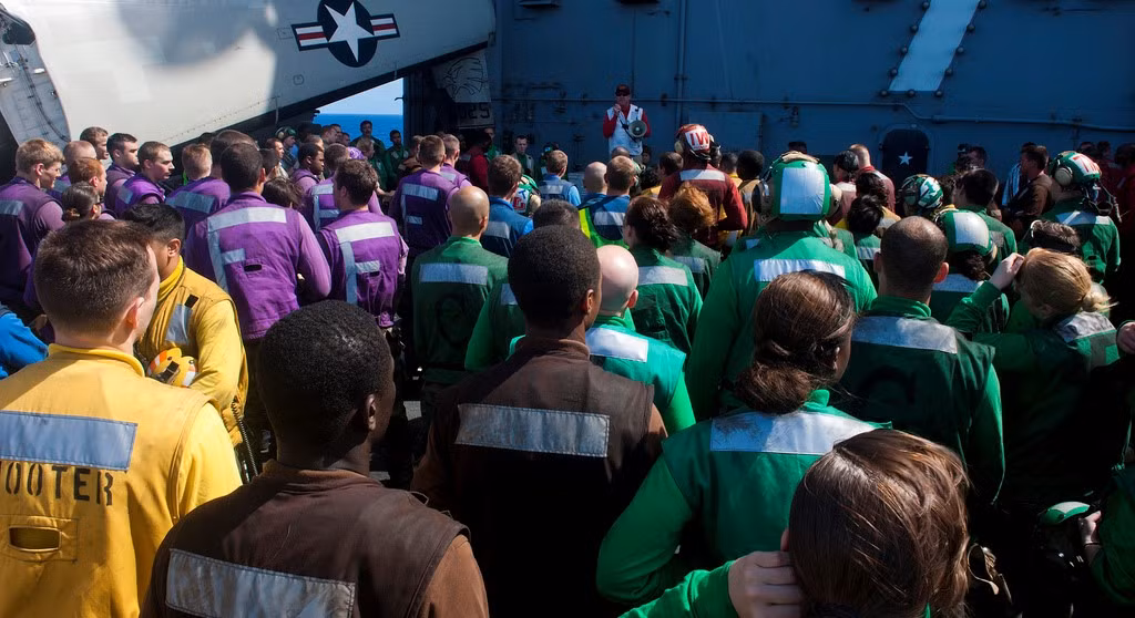 Để điều phối toàn bộ hoạt động trên tàu cần đến 3.200 thủy thủ và 2.480 nhân viên hàng không. Nhiệm vụ của họ được nhận biết qua màu sắc đồng phục. Ảnh: Flickr Hải quân Mỹ.