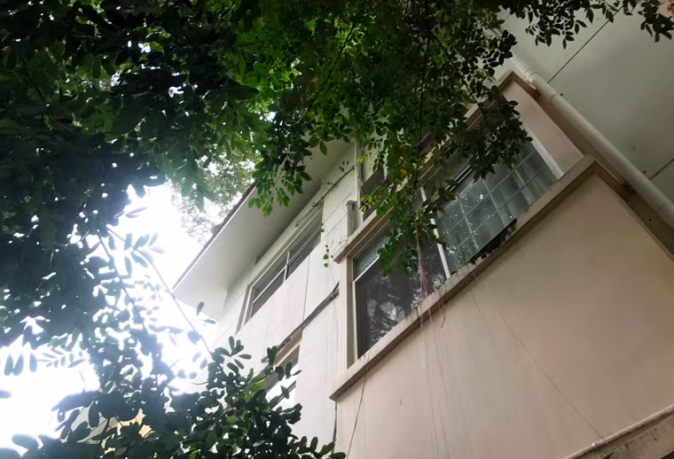 “Đến ngày 6/4 vừa qua, rất đông người thuộc lực lượng Công an đến bao vây xung quanh và ập vào khám xét căn biệt thự, bắt giữ nhiều đối tượng và tang vật liên quan đến việc sản xuất ma túy”, người bảo vệ, kể lại. 