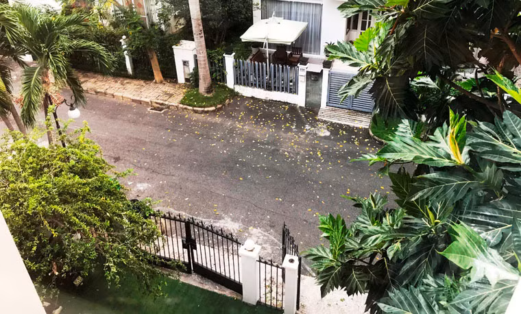Từ tầng 2 căn biệt thự nhìn xuống đường Mỹ Kim 2, KĐT Phú Mỹ Hưng.