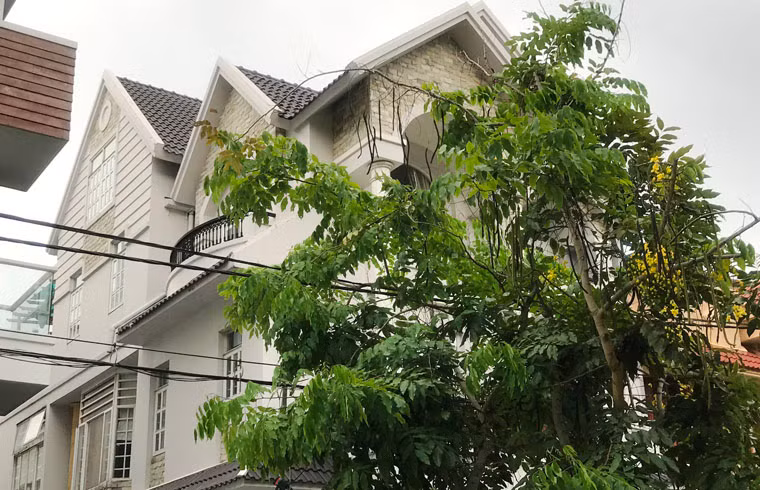 Căn biệt thư ở khu Trung Sơn, xã Bình Hưng, huyện Bình Chánh; căn phòng tại khu căn hộ cao cấp trên đường Nguyễn Du, quận 1, căn phòng tại tòa nhà Parkson Hùng Vương, quận 5, căn nhà ở số 328 Võ Văn Kiệt, phường Cô Giang, quận 1… là những địa điểm được đối tượng Trần Ngọc Hiếu, “ông trùm” của đường dây sản xuất, mua bán ma túy lớn nhất từ trước đến nay, cùng đồng bọn thuê làm xưởng để sản xuất, kho chứa ma túy để tiêu thụ.