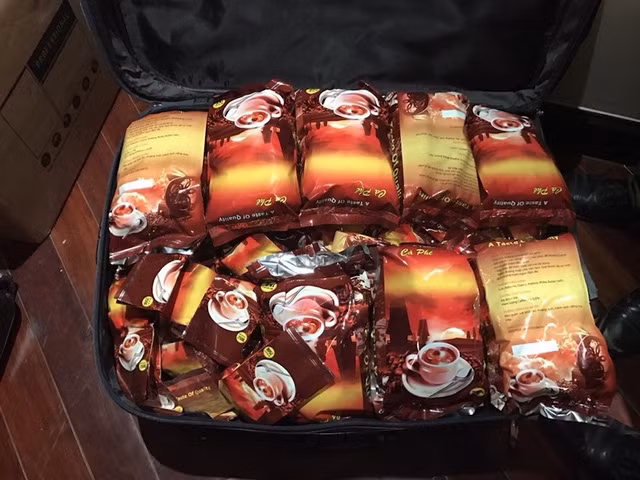 Đặc biệt, Công an TP HCM thu giữ 520 ngàn viên thuốc lắc, 120kg bột thuốc lắc và ma túy chưa thành phẩm (tương đương 1 triệu viên thuốc lắc) có giá khoảng 200 tỷ đồng; nhà chức trách phải trưng dụng 7 xe tải để chở tang vật là trang thiết bị, máy móc, hóa chất dùng để sản xuất ma túy.