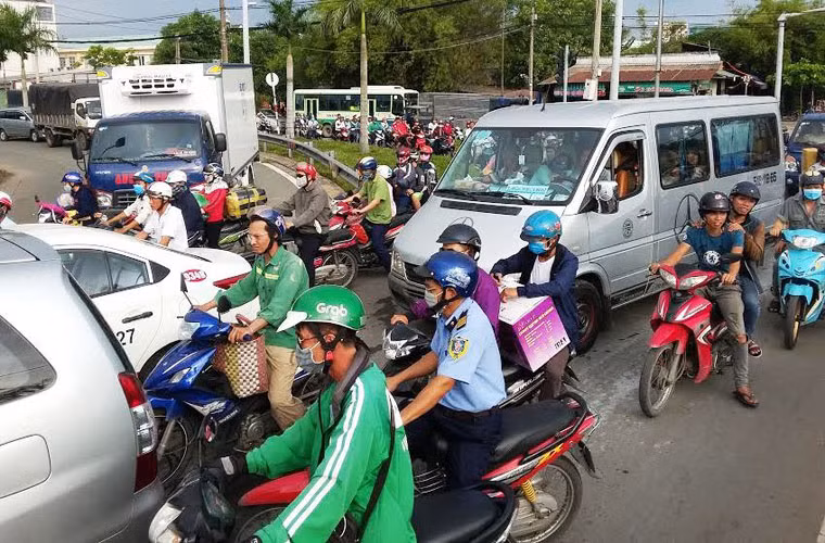 Dù vụ việc xảy ra gây ách tắc lộ trình, tuy nhiên hàng trăm người dân vẫn chia sẻ với rủi ro của tài xế và trật tự lưu thông qua khu vực sự cố.